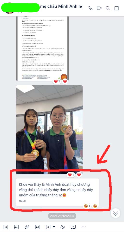 Mẹ Minh Anh khoe con được huy chương vàng nhảy dây với thầy Mẹ Minh Anh khoe con được huy chương vàng nhảy dây với thầy