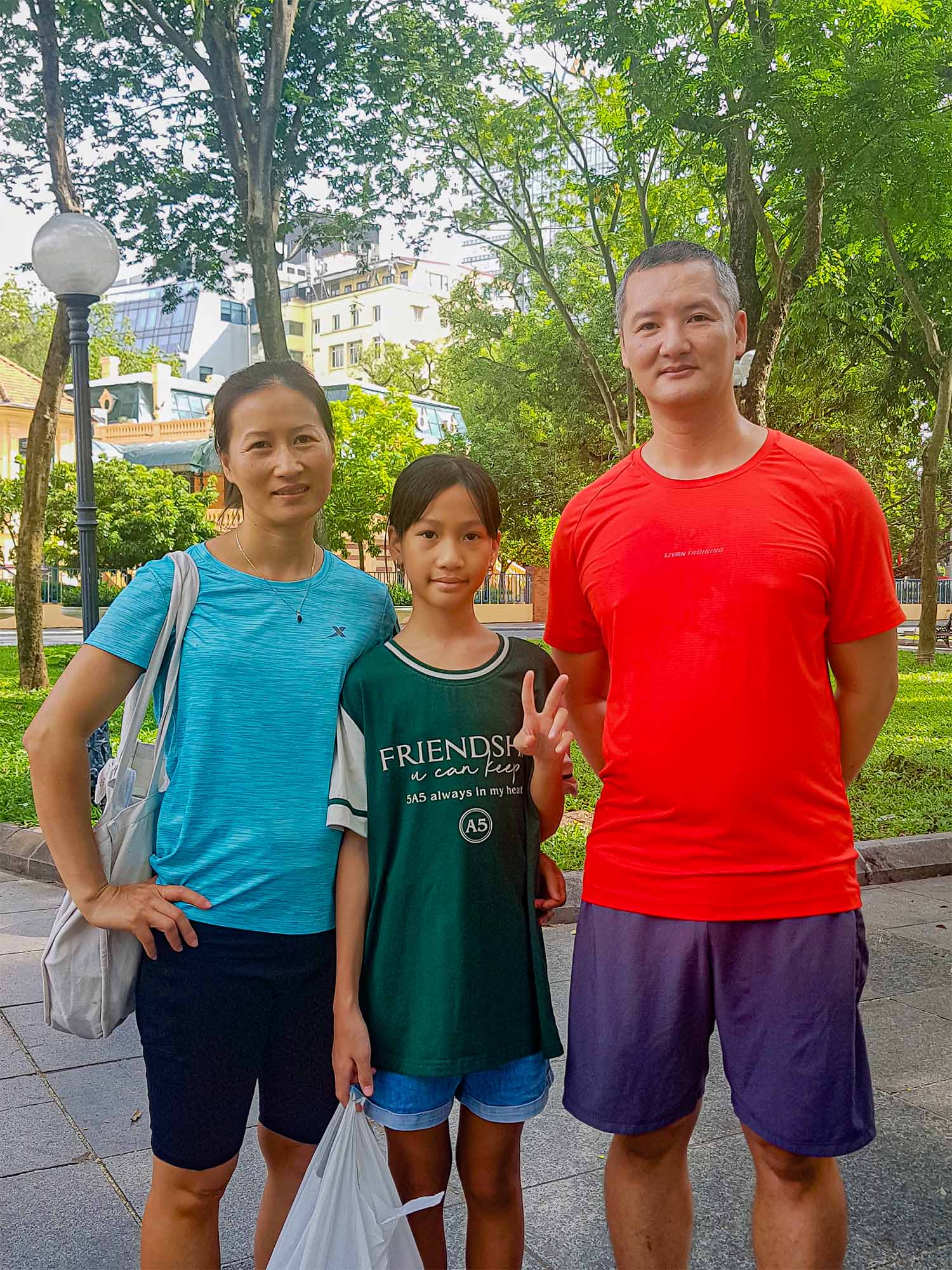 Trần Minh Anh bên mẹ và thầy Mạnh Tráng Trần Minh Anh bên mẹ và thầy Mạnh Tráng